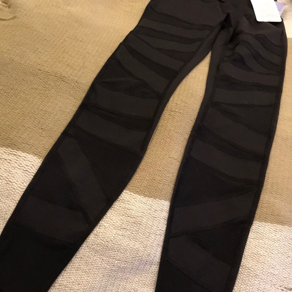 BRAND NEW LULULEMON LEGGINGS🖤 - Picture 2 of 5